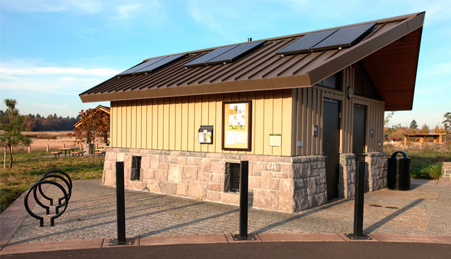 Солнечные батареи, установленные на фальцевой металлической крыше