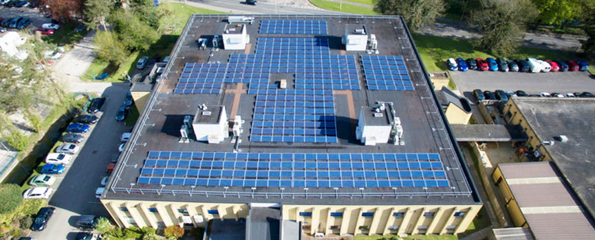 Solar panel arrays on flat roofs